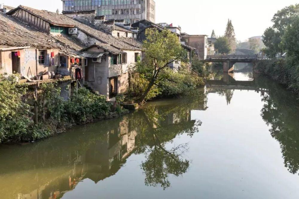 你的家乡哪个季节最美 ？为什么？写一段话和同学交流。游戏画面